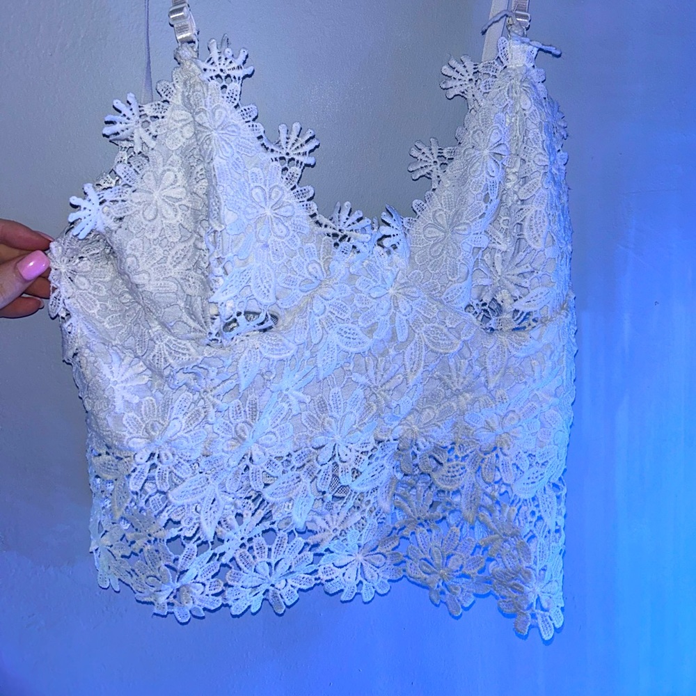 White bralette/ crop top super cute I love this too doesn't fit my chest.
